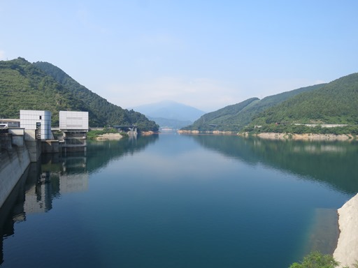 外は青空でもかなりじとっとした空気です。