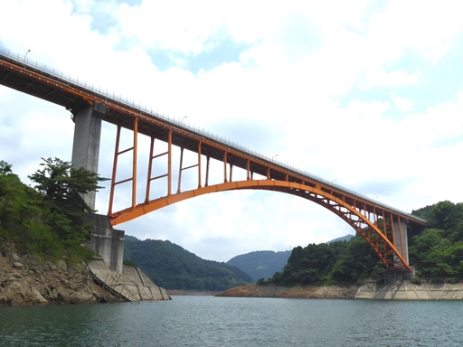 水面からの景色（虹の大橋）