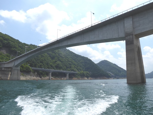 水面からの景色（やまびこ大橋）