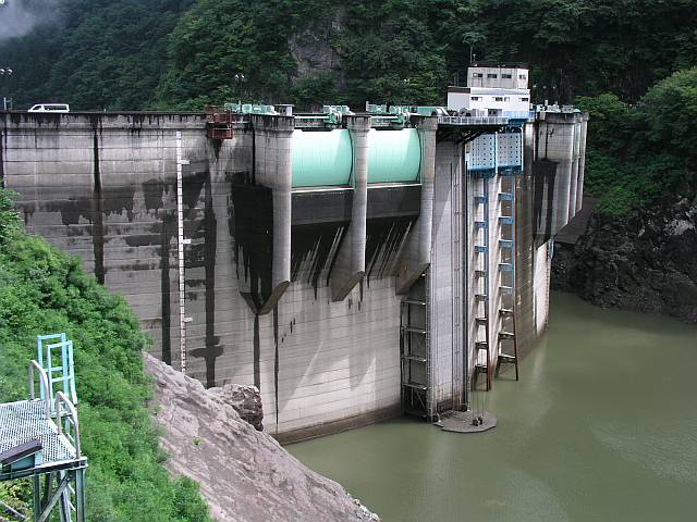 大雨に備えて水位を下げた二瀬ダム