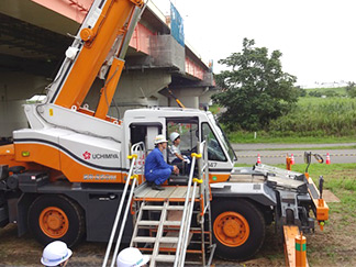 クレーン車に乗車体験