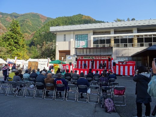 中央のステージでは様々なイベントが開かれていました