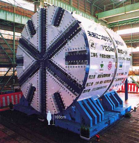 第1工区トンネル工事に使用した泥水加圧式シールド機の外観。シールド機は外径12.04メートル、長さ11.2メートル（写真：大林・熊谷・前田特定建設工事共同企業体）