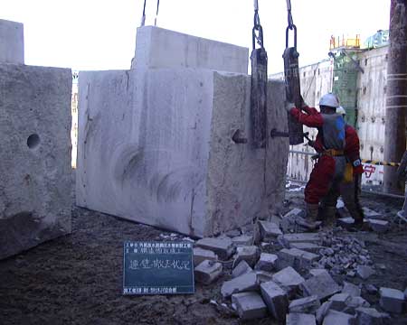 ダイヤモンドワイヤーソーで地下連続壁の上部を細かく切断した状況（写真：佐藤工業）