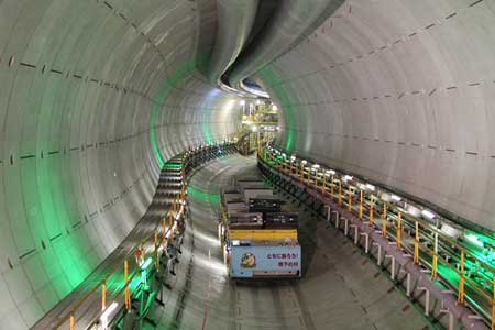 タイヤ式自動搬送車で1リング分のセグメントを一括搬送している様子（写真：鹿島・飛島・西松特定建設工事共同企業体）