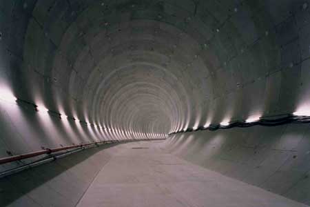 完成した第1工区トンネルの様子。曲線部の半径は250メートル。内面が平滑の水平コッター式RCセグメントを使用している（写真：大林・熊谷・前田特定建設工事共同企業体）
