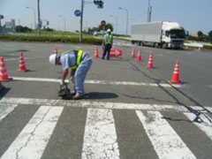 道路のひび割れ補修作業