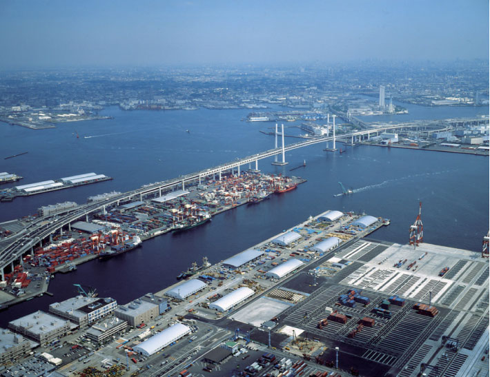 東京湾岸道路（横浜ベイブリッジ上空）