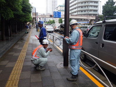 照明灯下部に異常が無いか確認します。  