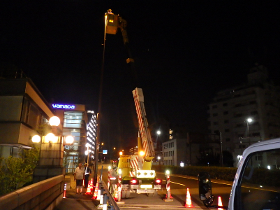 道路照明灯上部の点検は高所作業車を使用します。 