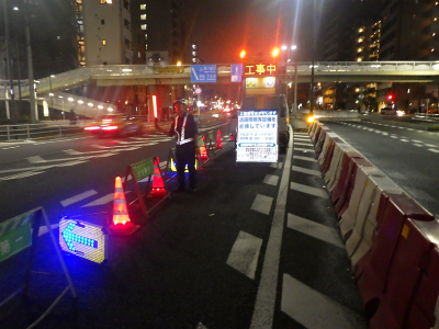 車道は渋滞に配慮しつつ一車線規制を行います。 