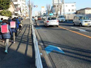 矢羽根型路面標示