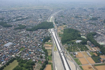 小塚山公園下を通過する外環（2018年6月26日）