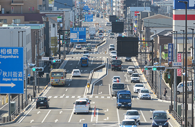 （2）平成29年3月に4車線化した区間（稲荷坂交差点付近）（平成31年2月撮影）