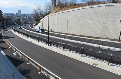 （1）平成30年1月に4車線化した区間（八王子市中野山王付近）（平成31年2月撮影）