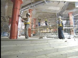 三越新館共同ビル出入口地下通路の整備、内装工事を行っています。