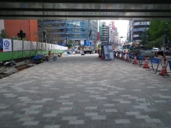 下流側の車道部の舗石復旧が完了しました。