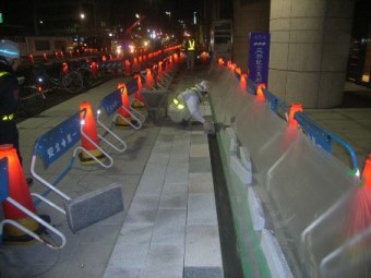 歩道の石貼りを行っています。