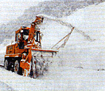路肩の雪を取り除く除雪車両