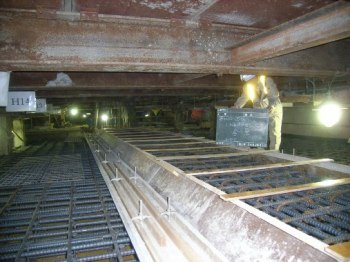 工事中の状況です。写真は、地下歩道天井の鉄筋組立て作業が完了した状況です。鉄骨の上は道路です。