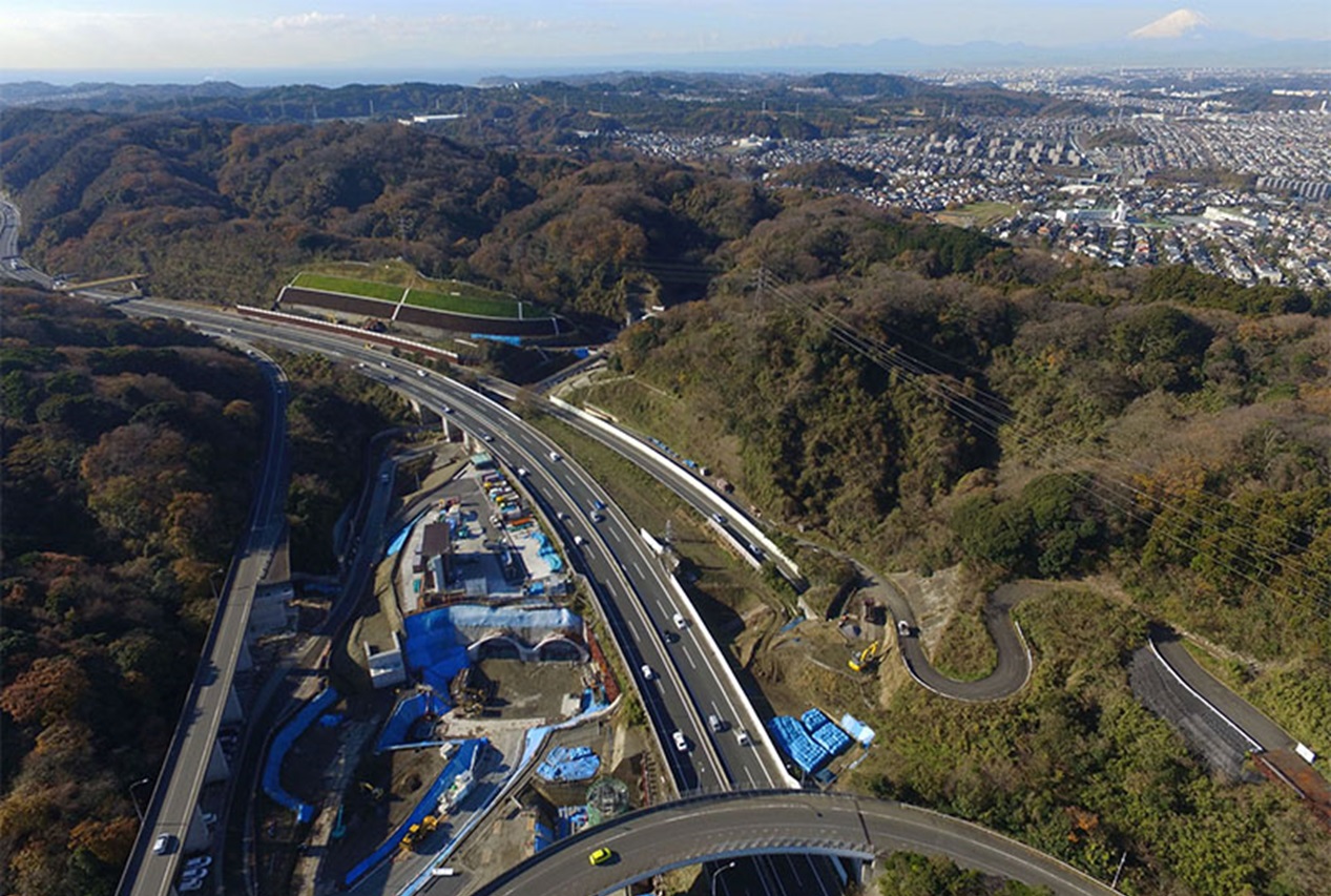 釜利谷東トンネル、橋梁下部工事を実施中（H30.12時点）