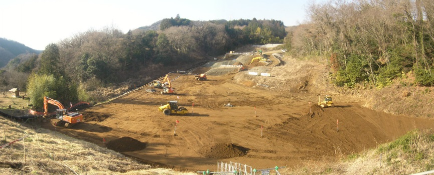 秦野西ＩＣにおいて盛土工事を推進