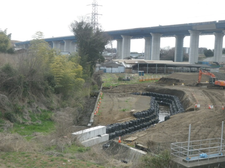 伊勢原北ＩＣ付近において水路の付け替え工事を実施中