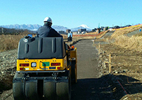 富士山に向かって走向するローラー車