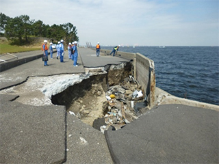 【被災した護岸の状況(横浜市金沢区)】