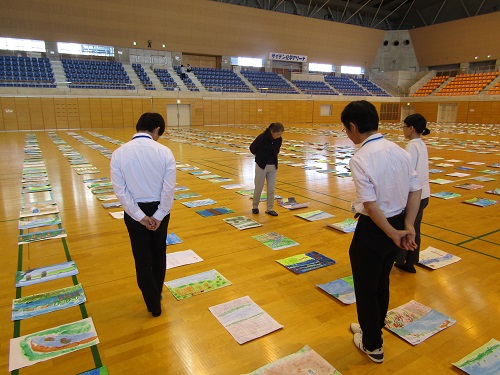 １次審査の様子です。絵の先生により入賞候補作品を選定します。