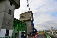 水門と無線で遠隔操作する装置の搬入