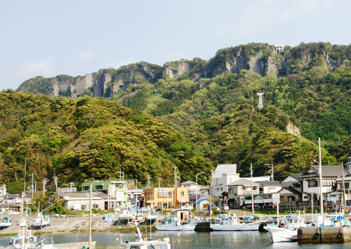 鋸山と漁港