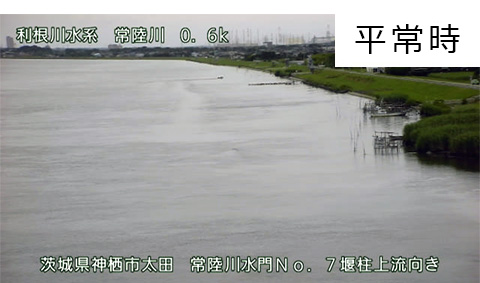 平常時_常陸川水門No.7堰柱上流向き