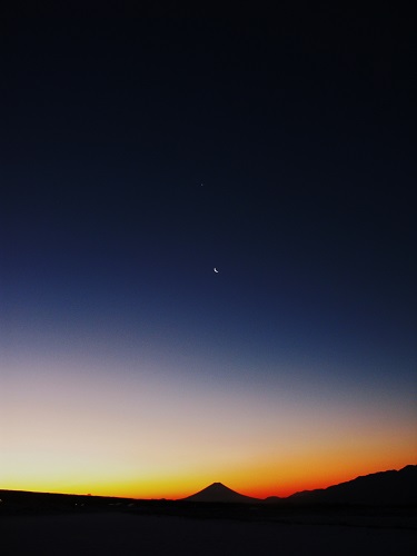 金星・三日月と朝焼けの富士