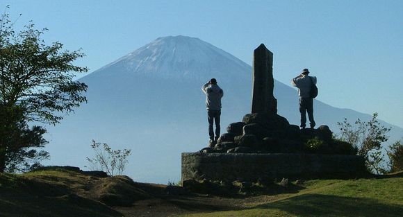 足柄峠(足柄城址、新羅三郎義光吹笙之石) 