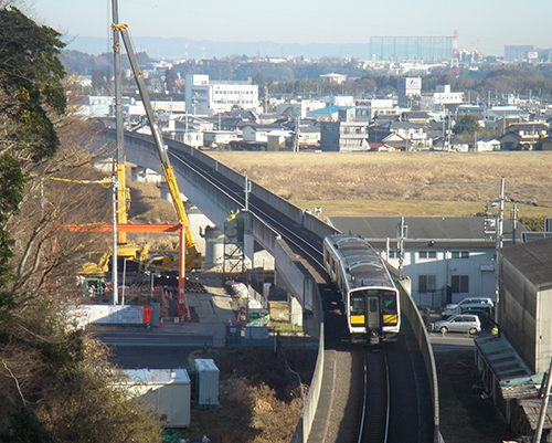 列車接近　作業停止により安全確保