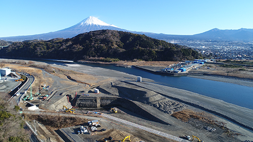 富士川護岸工事と富士山