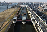 堀切菖蒲水門と作業船