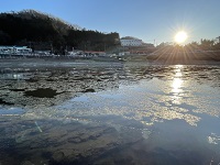 昇る朝日と久慈の氷花