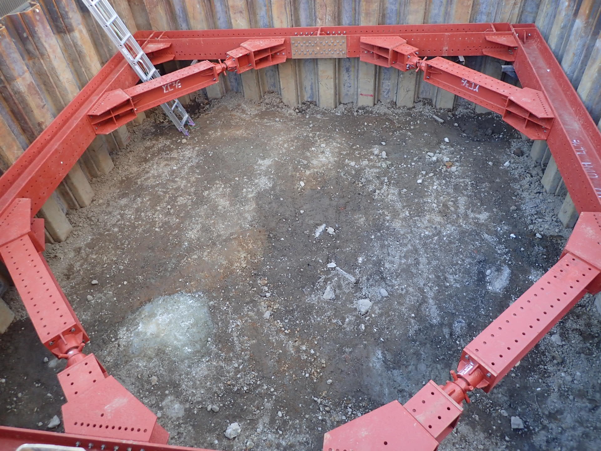 (１)YP12橋脚　仮設工完了、掘削工施工中、支保工設置完了