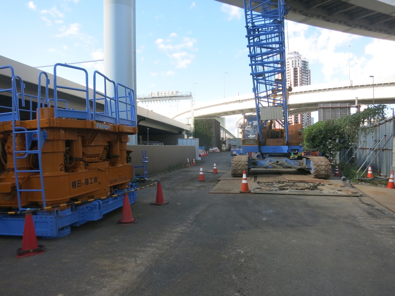 (１)YP12橋脚　支障物撤去完了、基礎工機材搬入