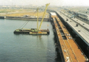 工事中の国道357号舞浜大橋（昭和56年）