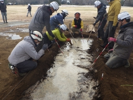 土壌改良材を入れてしっかり水極め