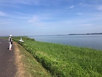 草の力に負けずに除草作業で水害対策