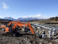 日光連山と建機連山