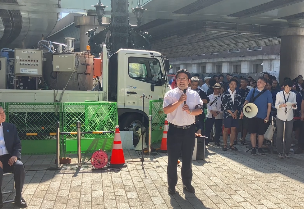 『日本国道路元標』前でのセレモニーで、 お礼の挨拶をする石井事務所長