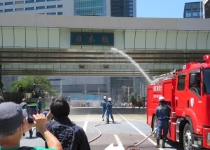 首都高にある銘板に放水