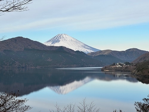 芦ノ湖に映し出される「逆さ富士」
