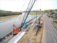 穏やかな那珂川と鋼矢板圧入機