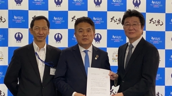大洗町からＵＲ都市機構へ感謝状を贈呈する様子